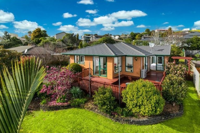 Photo of property in 7 Roberta Crescent, Orewa, 0931