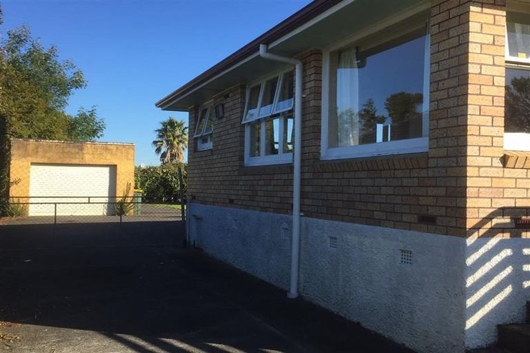 Photo of property in 196 Waimumu Road, Massey, Auckland, 0614