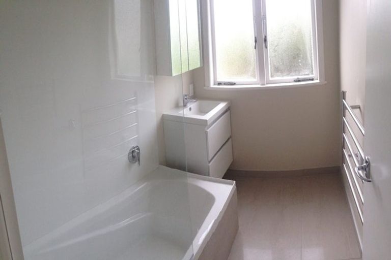 Photo of property in 8 Lantana Road, Green Bay, Auckland, 0604