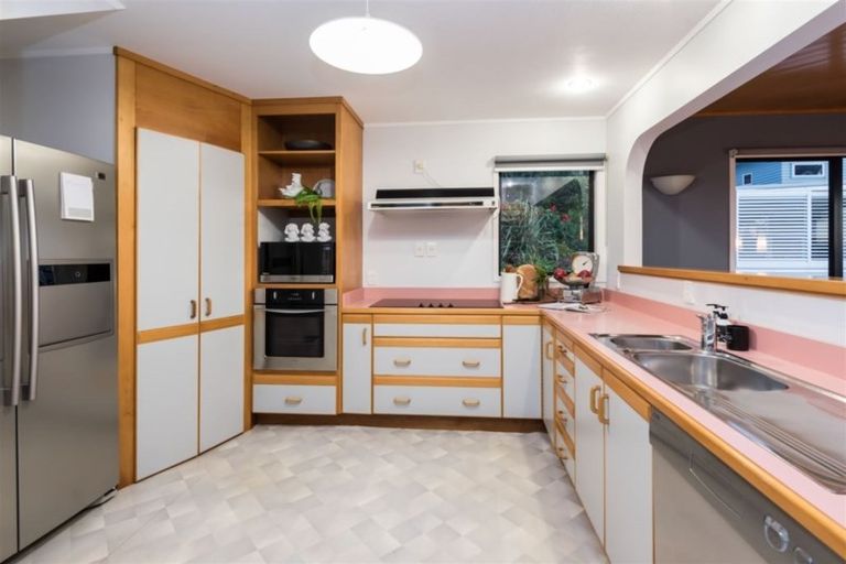 Photo of property in 2/4 Basilton Close, Bucklands Beach, Auckland, 2012