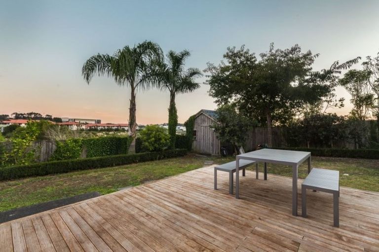 Photo of property in 14g Baulcomb Parade, Windsor Park, Auckland, 0632