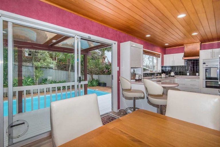 Photo of property in 21 Robin Lane, Browns Bay, Auckland, 0630