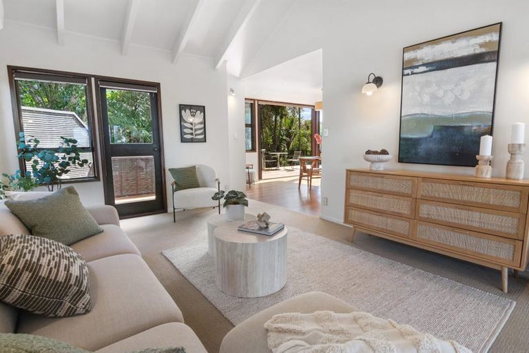 Photo of property in 33 Woodlands Crescent, Browns Bay, Auckland, 0630