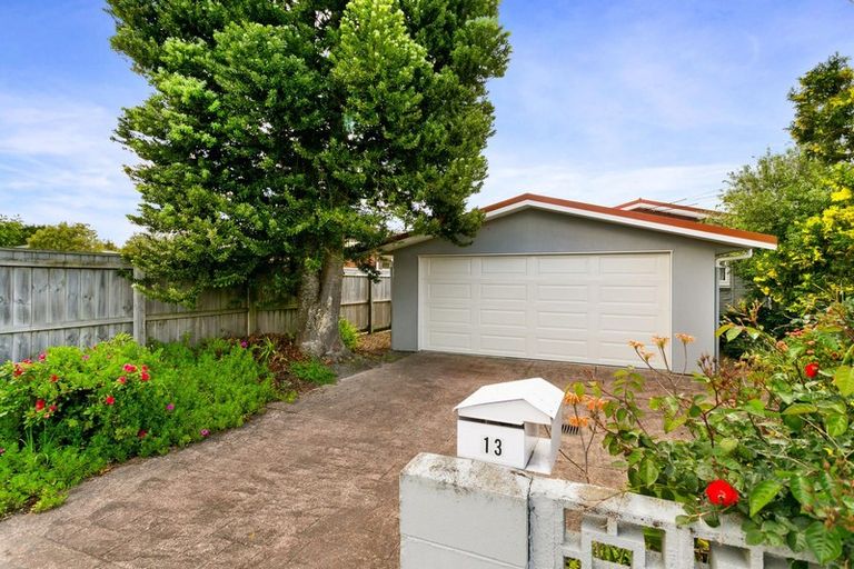 Photo of property in 13 Taikata Road, Te Atatu Peninsula, Auckland, 0610