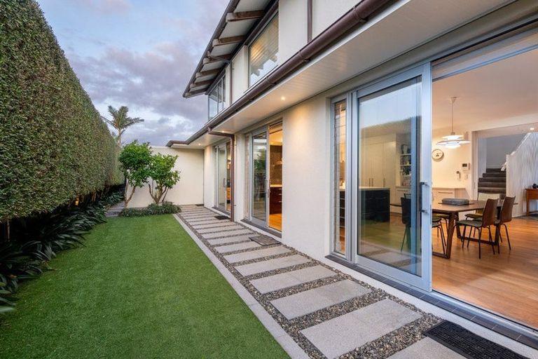 Photo of property in 19 Muritai Road, Milford, Auckland, 0620