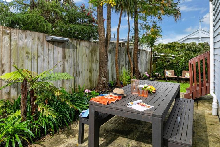 Photo of property in 2/199 Onewa Road, Birkenhead, Auckland, 0626