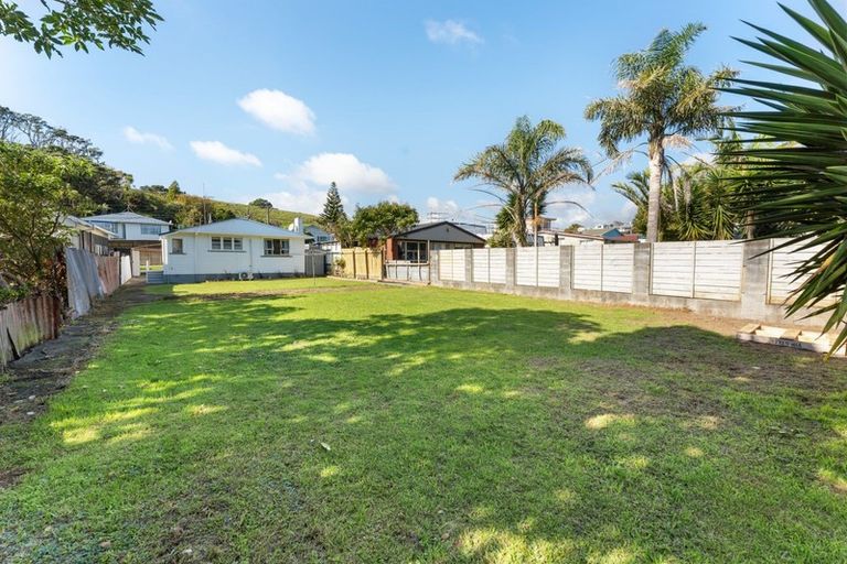 Photo of property in 70 Pioneer Road, Moturoa, New Plymouth, 4310
