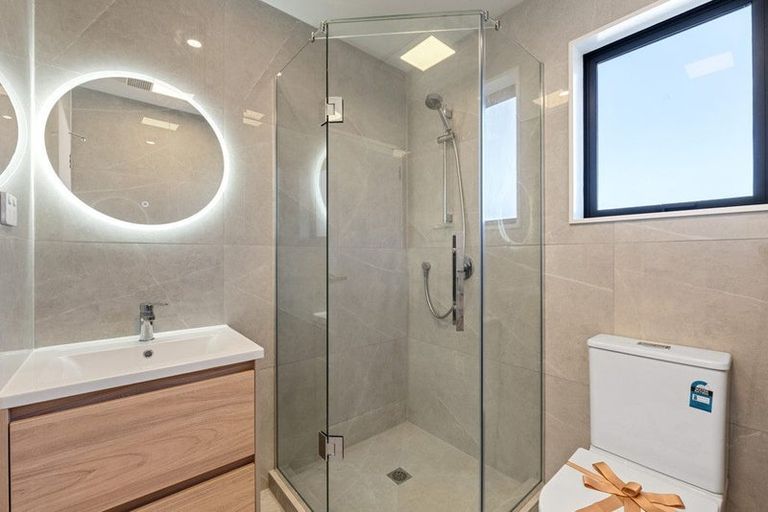 Photo of property in 8c Datura Place, Sunnynook, Auckland, 0620