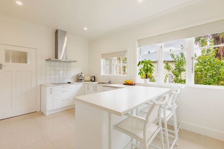 Photo of property in 35 Milton Road, Bluff Hill, Napier, 4110