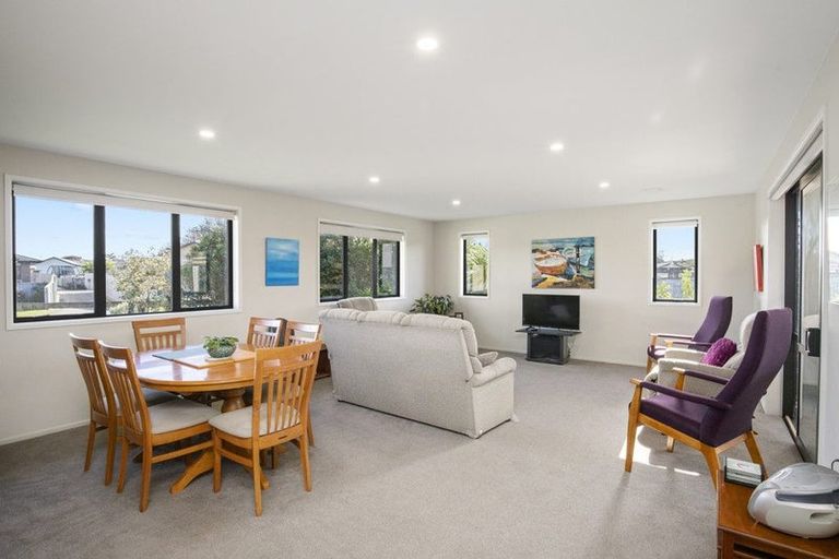 Photo of property in 8 Modello Lane, Waiuku, 2123