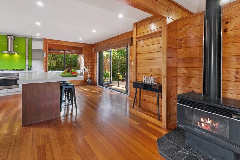 Photo of property in 6 Tasman Avenue, Henderson Valley, Auckland, 0614