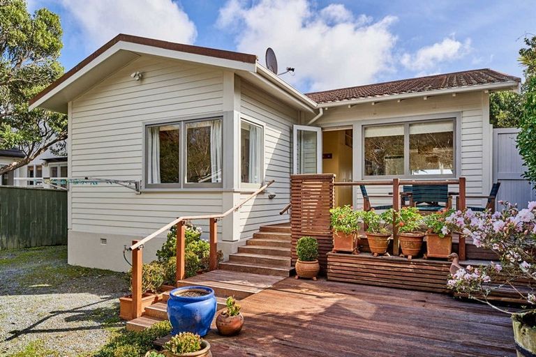 Photo of property in 143 Marine Parade, Eastbourne, Lower Hutt, 5013