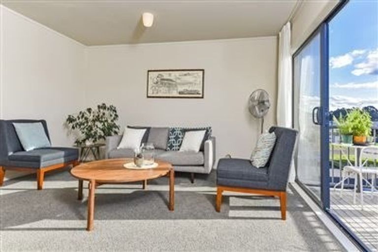 Photo of property in 2/1 John Jennings Drive, Oteha, Auckland, 0632