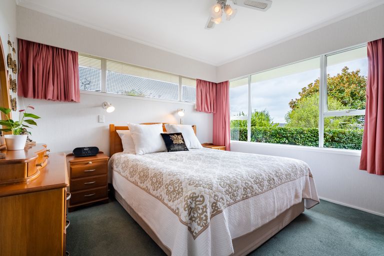 Photo of property in 17 Scanlen Terrace, Kelston, Auckland, 0602