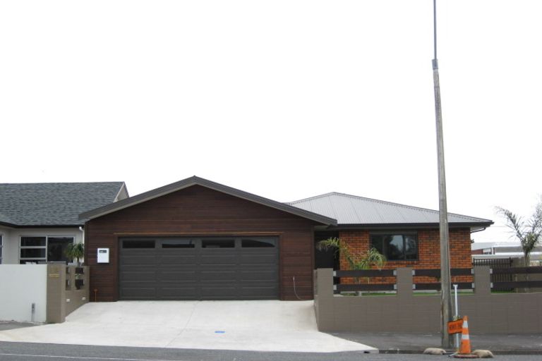 Photo of property in 18 Mangorei Road, Strandon, New Plymouth, 4312