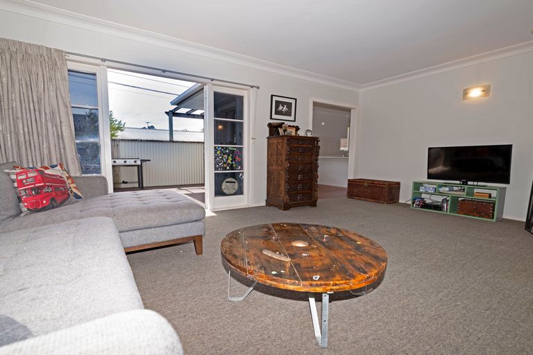 Photo of property in 14 Birdwood Road, Swanson, Auckland, 0612
