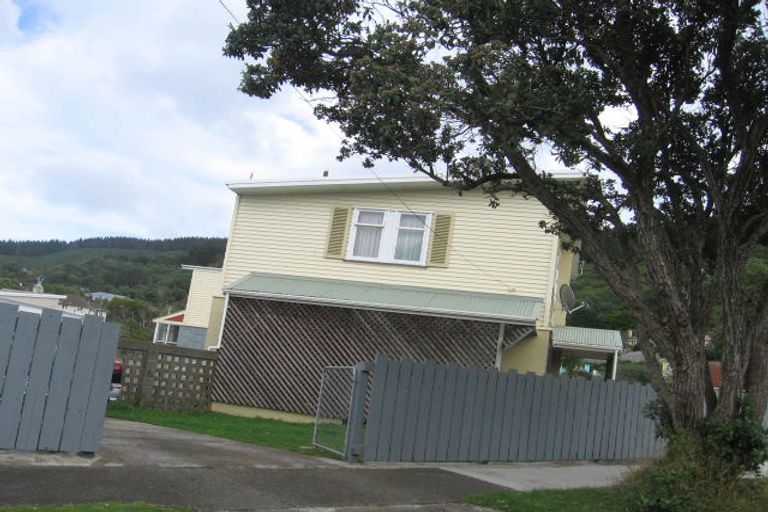 Photo of property in 2 Davidson Crescent, Tawa, Wellington, 5028