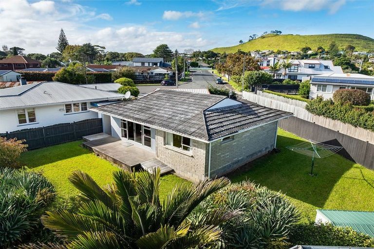 Photo of property in 2/13 Kowhai Avenue, Mangere Bridge, Auckland, 2022