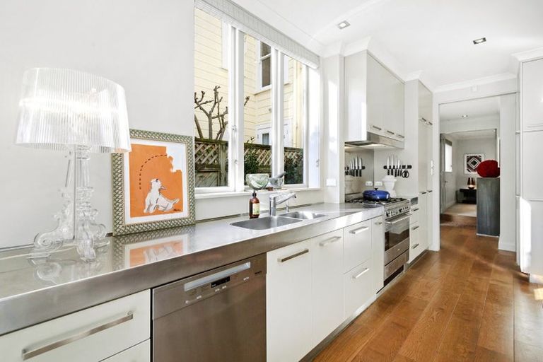 Photo of property in 27 Moir Street, Mount Victoria, Wellington, 6011