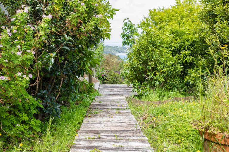 Photo of property in 52 Rauhuia Crescent, Parau, Auckland, 0604