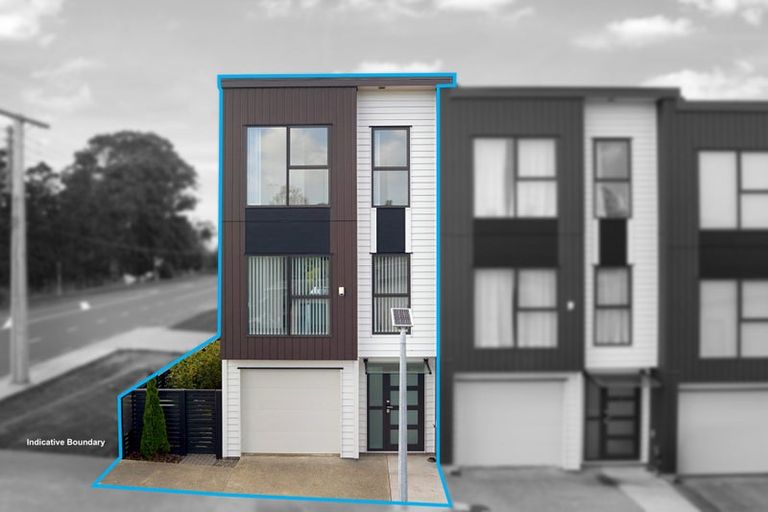 Photo of property in 1/107 Hobsonville Road, West Harbour, Auckland, 0618