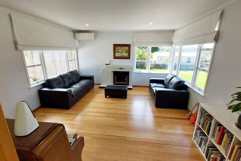 Photo of property in 35 Queen Mary Avenue, New Lynn, Auckland, 0600