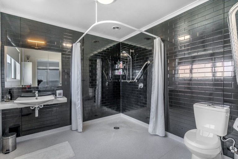 Photo of property in 246 Marine Parade, Bluff, 9814