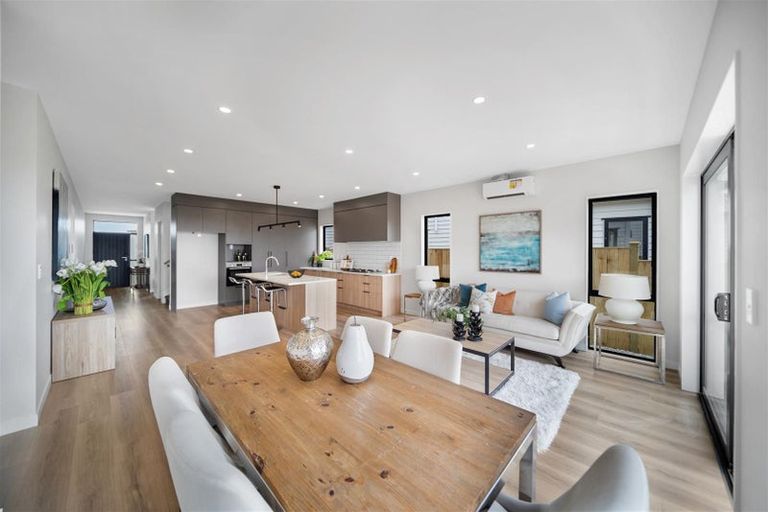 Photo of property in 12 Korowhiti Road, Clarks Beach, 2122