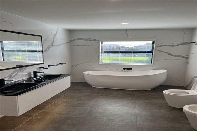 Photo of property in 5 Wyon Way, Flat Bush, Auckland, 2016