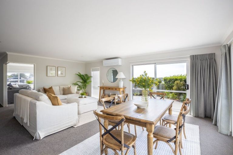 Photo of property in 3 Oakmont Crescent, Waiwhakaiho, New Plymouth, 4312