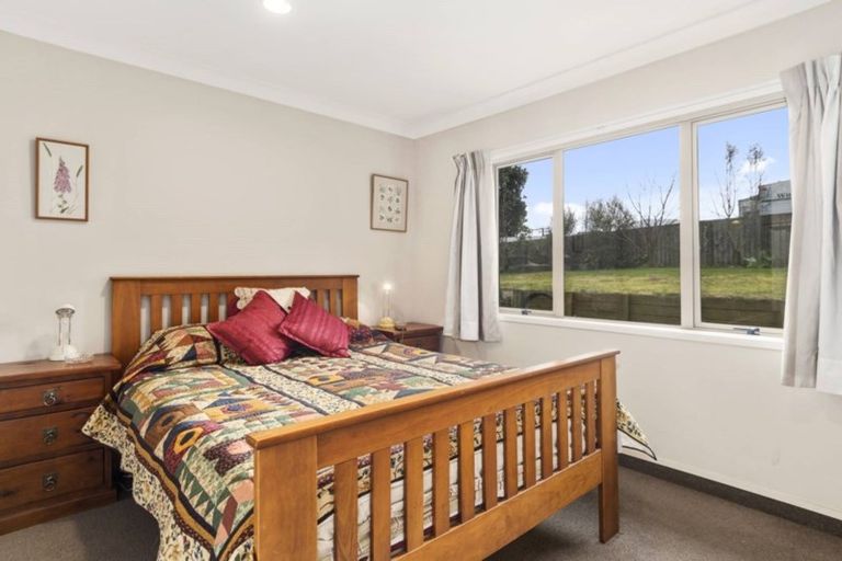 Photo of property in 1 Mckenna Lane, Omokoroa, 3114
