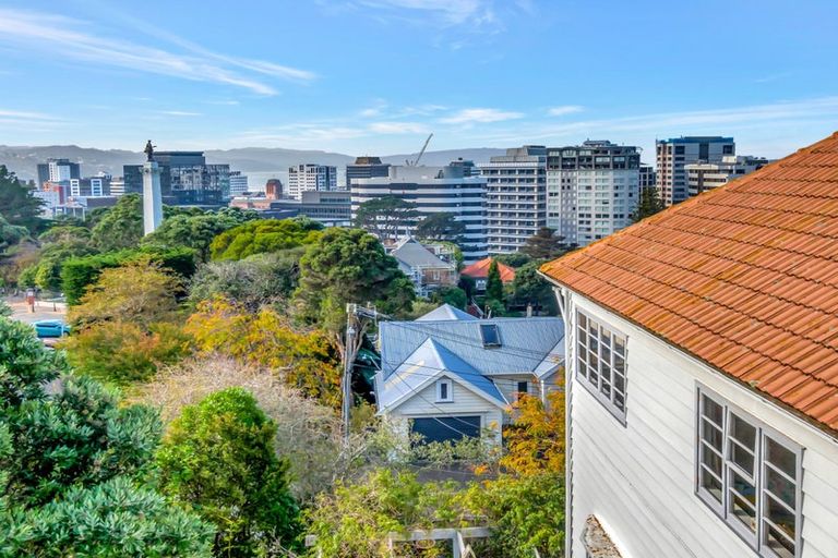 Photo of property in 11 Kinross Street, Kelburn, Wellington, 6012