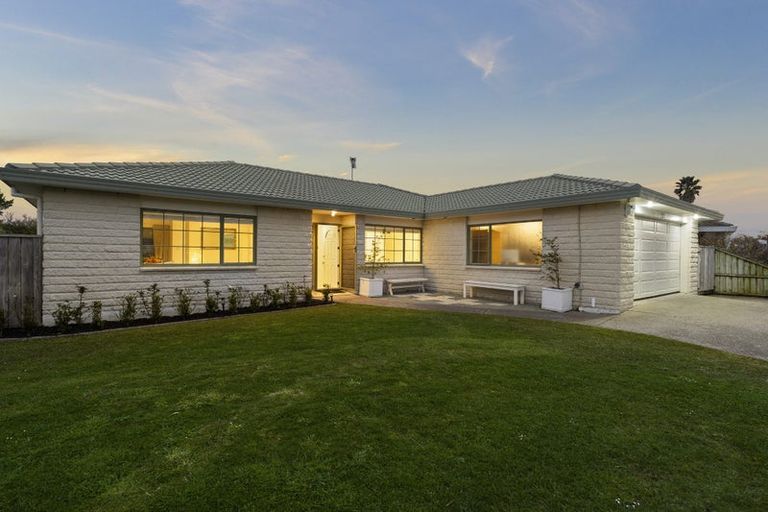 Photo of property in 22 Lakeside Drive, Orewa, 0931