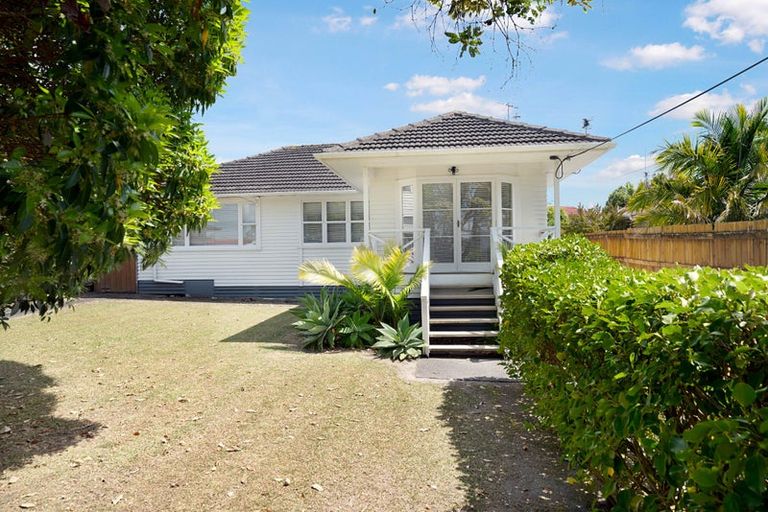 Photo of property in 16 Coniston Avenue, Te Atatu South, Auckland, 0610