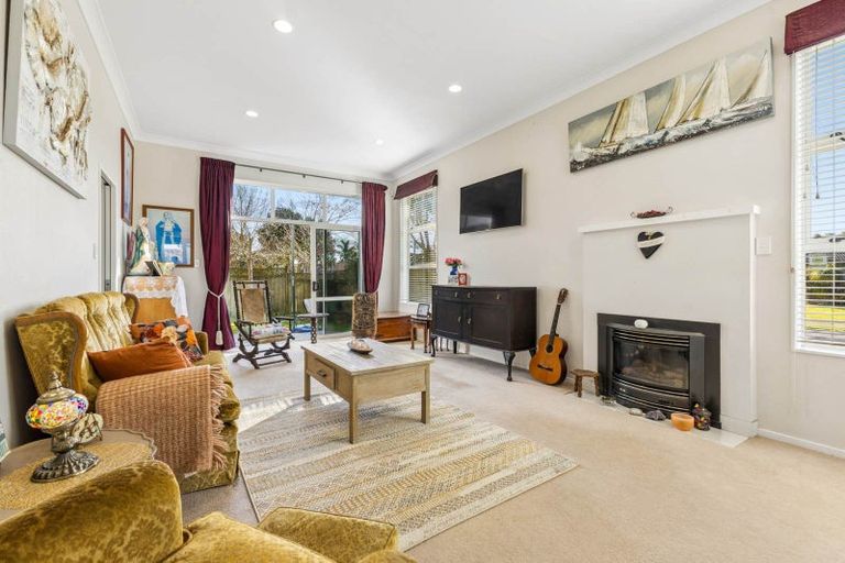 Photo of property in 39 Stranraer Crescent, Wattle Downs, Auckland, 2103