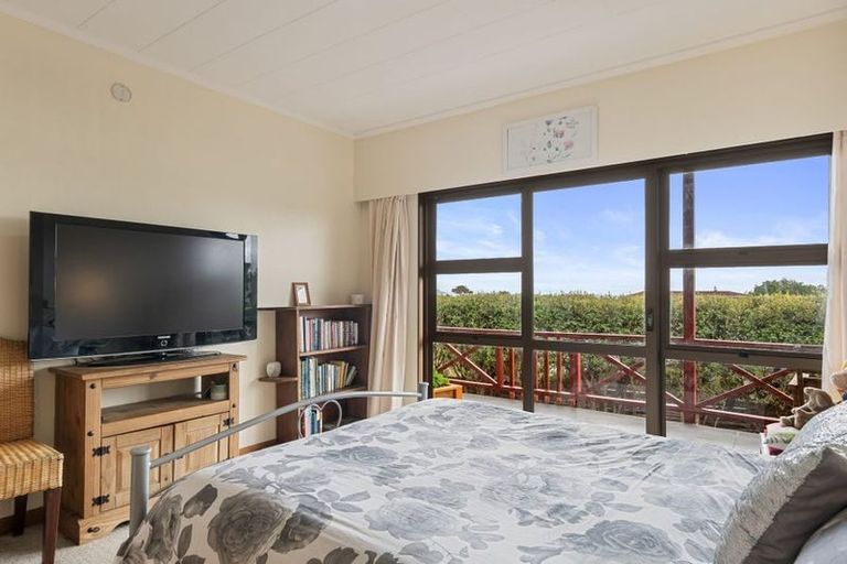 Photo of property in 15 Frimley Terrace, Waikanae Beach, Waikanae, 5036