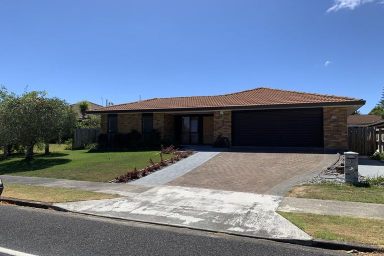 Photo of property in 19 Golfland Drive, Golflands, Auckland, 2013