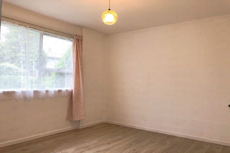 Photo of property in 2/15 Trojan Crescent, New Lynn, Auckland, 0600