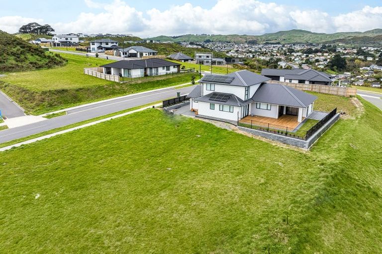 Photo of property in 28 Te Hoiere Street, Aotea, Porirua, 5024