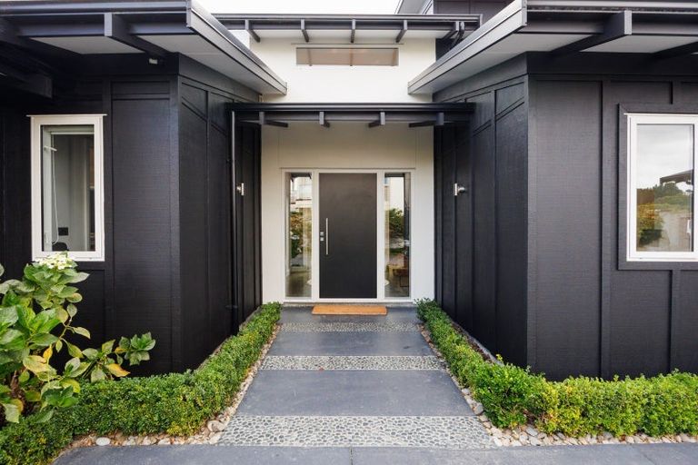 Photo of property in 5 Fairway Grove, Hokowhitu, Palmerston North, 4410