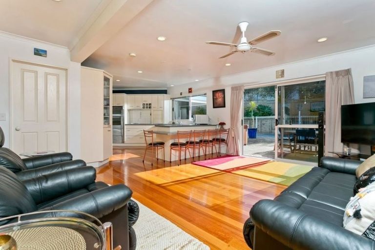 Photo of property in 27 Crestview Place, Browns Bay, Auckland, 0630