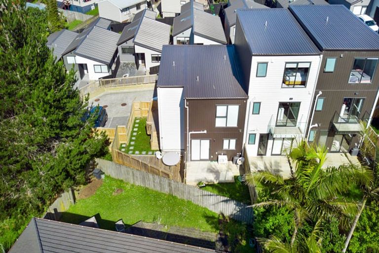 Photo of property in 8/105 Hobsonville Road, West Harbour, Auckland, 0618