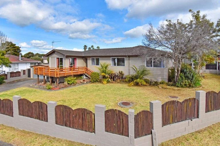 Photo of property in 23 Becker Drive, Weymouth, Auckland, 2103