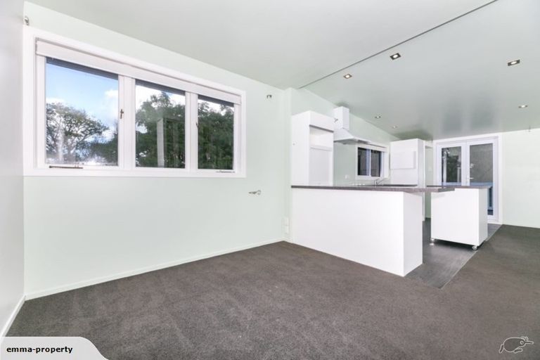 Photo of property in 5 Henderson Valley Road, Henderson, Auckland, 0612