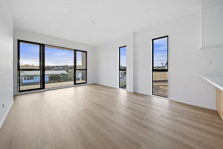 Photo of property in 1/17 Sunnyfield Crescent, Glenfield, Auckland, 0629