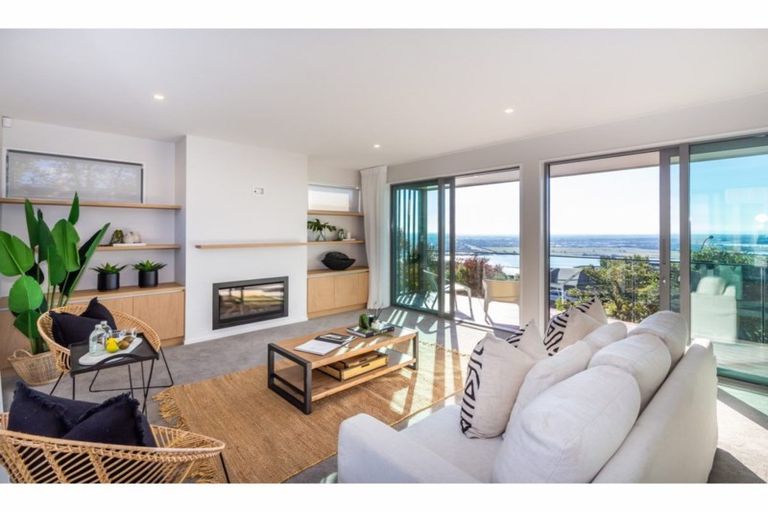 Photo of property in 10 Hilltop Lane, Mount Pleasant, Christchurch, 8081