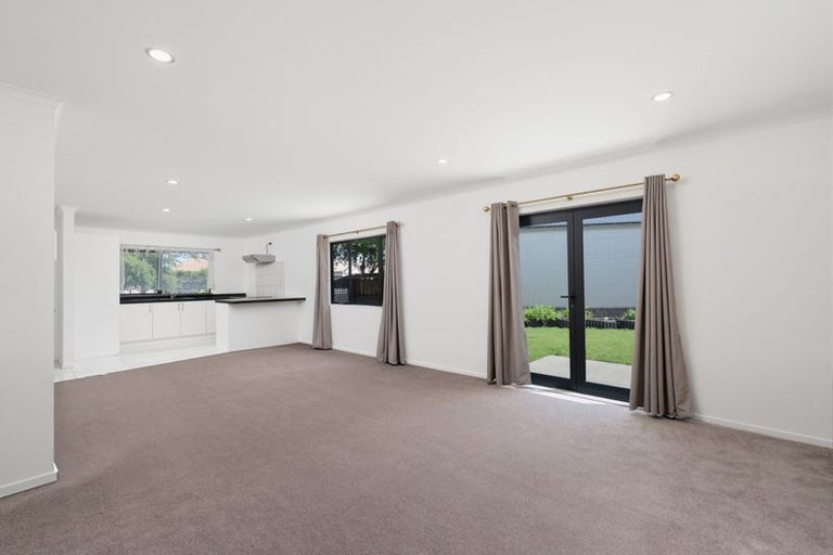 Photo of property in 16 Pyramid Place, Glen Eden, Auckland, 0602