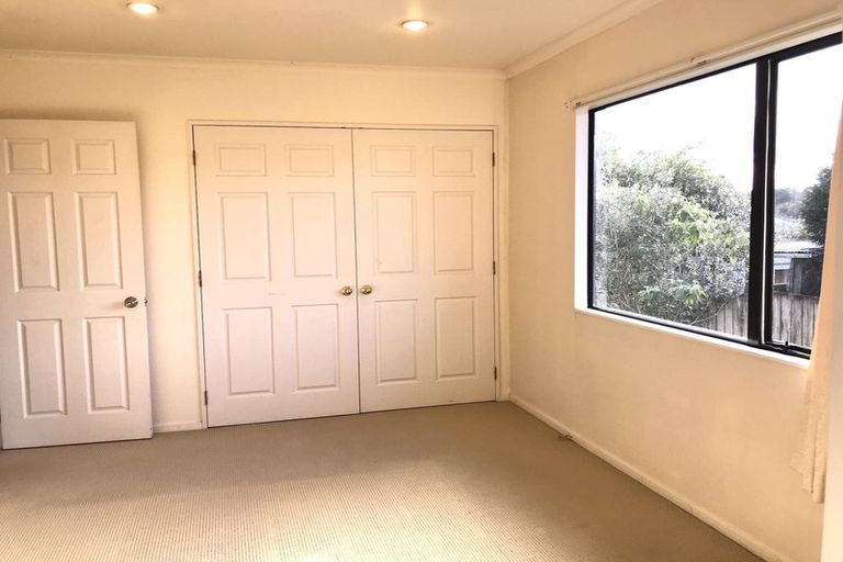 Photo of property in 15 Springside Place, New Lynn, Auckland, 0600