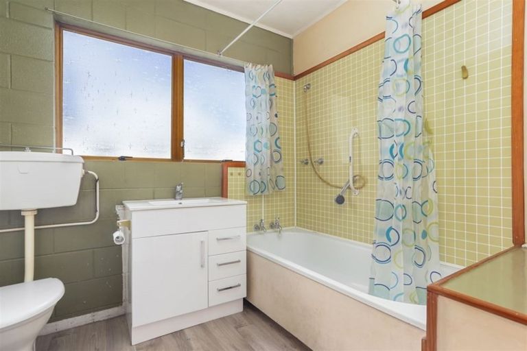 Photo of property in 2/16 Valron Road, Te Atatu South, Auckland, 0602