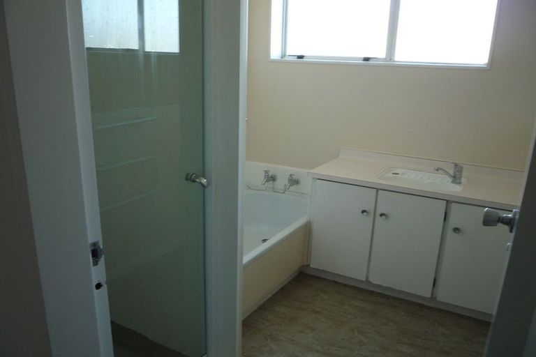 Photo of property in 15a Bayswater Place, Newlands, Wellington, 6037